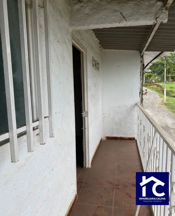 Casa de 2 pisos con entradas independientes